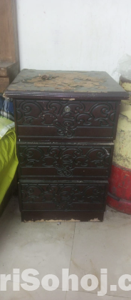 খাটের সাইড টেবিল